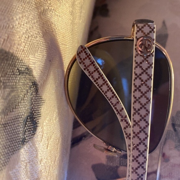 White and Gold main image 9